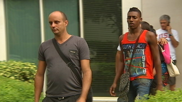 grupo de cubanos se encuentran desamparados al llegar a miami