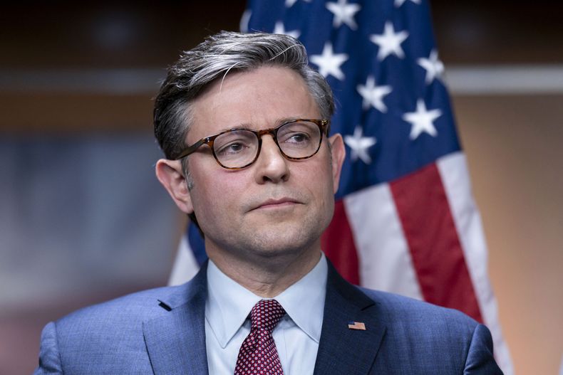 ARCHIVO - El presidente de la Cámara de Representantes, el republicano Mike Johnson, habla con los periodistas antes del debate y la votación sobre la ayuda suplementaria a Israel, en el Capitolio de Washington, el jueves 2 de noviembre de 2023. Johnson se enfrenta a su primera gran prueba en su intento de ganar el apoyo de los republicanos de la cámara baja para un plan de financiación a corto plazo para evitar un cierre del gobierno. (AP Foto/J. Scott Applewhite, Archivo)