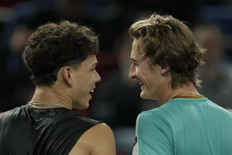 Sebastian Korda (derecha) conversa con su compatriota estadounidense Ben Shelton tras vencerle en los cuartos de final del Masters de Shanghái, el jueves 12 de octubre de 2023. (AP Foto/Andy Wong)