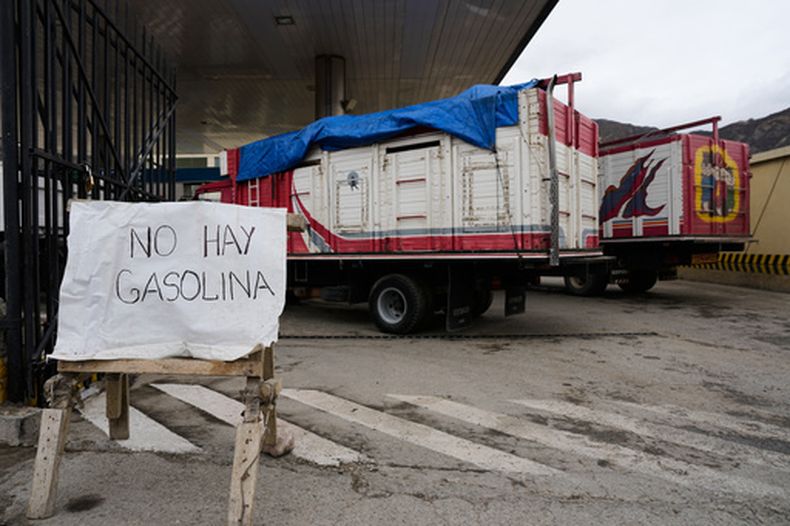 Un letrero anuncia que no hay gasolina en una estación de servicio de La Paz, Bolivia, el lunes 17 de agosto de 2026. (AP Foto/Juan Karita)