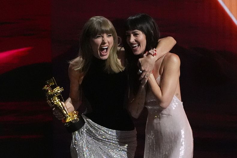 Dakota Johnson, derecha, con Taylor Swift, ganadora del premio MTV VMA Artist Director Honors en los Premios MTV a los Videos Musicales el domingo 27 de septiembre de 2026 en el Teatro Peacock de Los Ángeles. (Foto AP/Chris Pizzello)