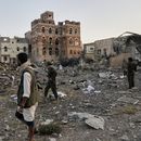Residentes revisan los escombros después de un ataque aéreo estadounidense, el jueves 20 de marzo de 2025, en Saná, Yemen. (AP Foto)