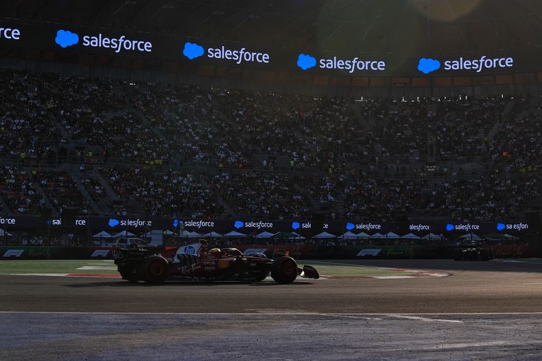 El británico Lewis Hamilton de Ferrari conduce su auto durante la sesión de práctica del Gran Premio de México el viernes 24 de octubre del 2025. (AP Foto/Fernando Llano)