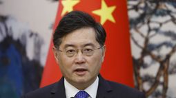 En esta imagen de archivo, el entonces ministro de Exteriores de China, Qin Gang, durante una conferencia de prensa conjunta con su homólogo holandés, Wopke Hoekstra, luego de una reunión en Beijing, China, el 23 de mayo de 2023. (Thomas Peter/Pool Foto vía AP, archivo)