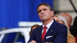 El secretario de Justicia de EEUU, Todd Blanche, escucha al presidente Donald Trump en el Centro David Mack para la Formación y la Inteligencia, el viernes 14 de agosto de 2026, en Garden City, Nueva York. (Foto AP/Julia Demaree Nikhinson)
