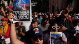 Partidarios del gobierno protestan para exigir que Estados Unidos libere al presidente Nicolás Maduro y la primera dama Cilia Flores, el domingo 4 de enero de 2026, en Caracas, Venezuela. (AP Foto/Ariana Cubillos)