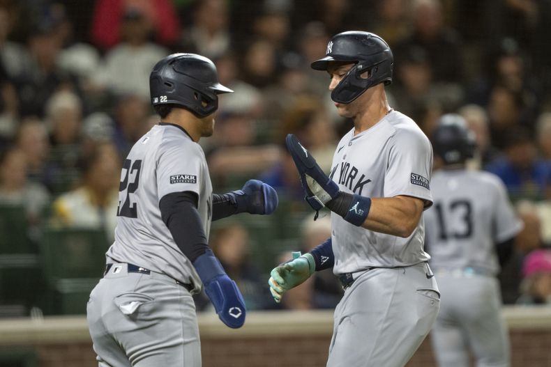 Aaron Judge (derecha) y el dominicano Juan Soto celebran tras anotar en el juego del martes 17 de septiembre de 2024, ante los Marineros de Seattle (AP Foto/Stephen Brashear)