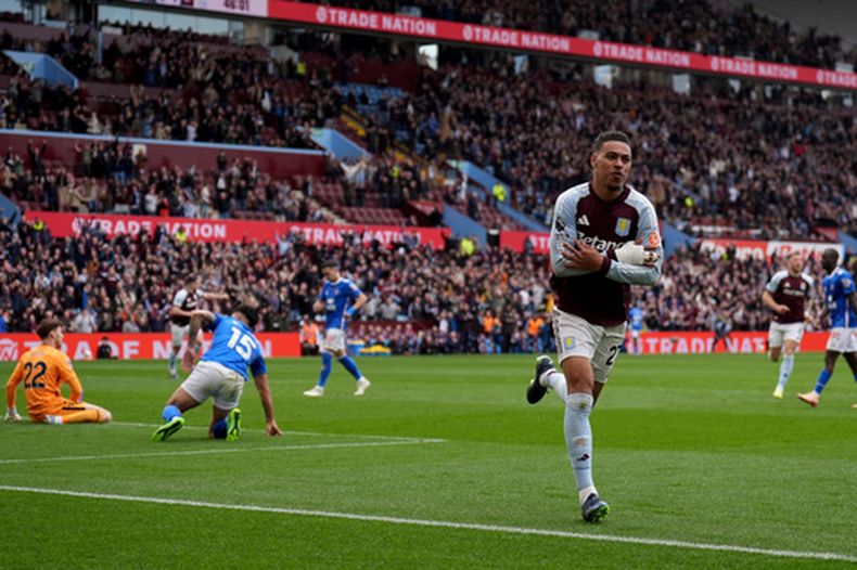 Morgan Rogers del Aston Villa celebra tras anotar en el encuentro de la Liga Premier ante el Sunderland el domingo 19 de abril del 2026. (Joe Giddens/PA via AP)