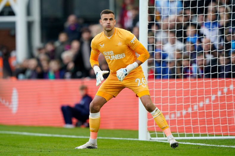 ARCHIVO - Foto del 23 de octubre del 2021, el portero del Newcastle Karl Darlow en acción en el encuentro ante el Crystal Palace en la Liga Premier. (AP Foto/Steve Luciano, Archivo)