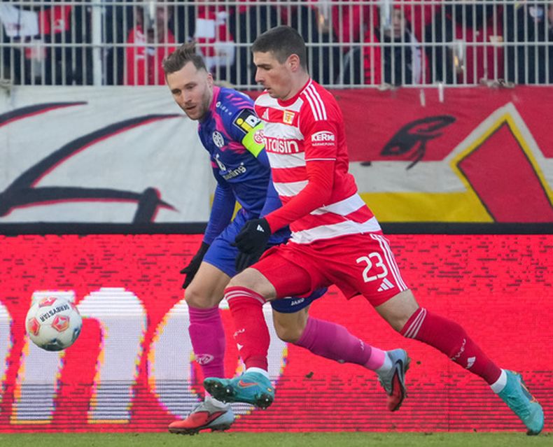 Silvan Widmer del Mainz y Andrej Ilić del Unión de Berlín en acción durante el encuentro de la Bundesliga ante el Mainz el sábado 10 de enero del 2026. (Soeren Stache/dpa via AP)