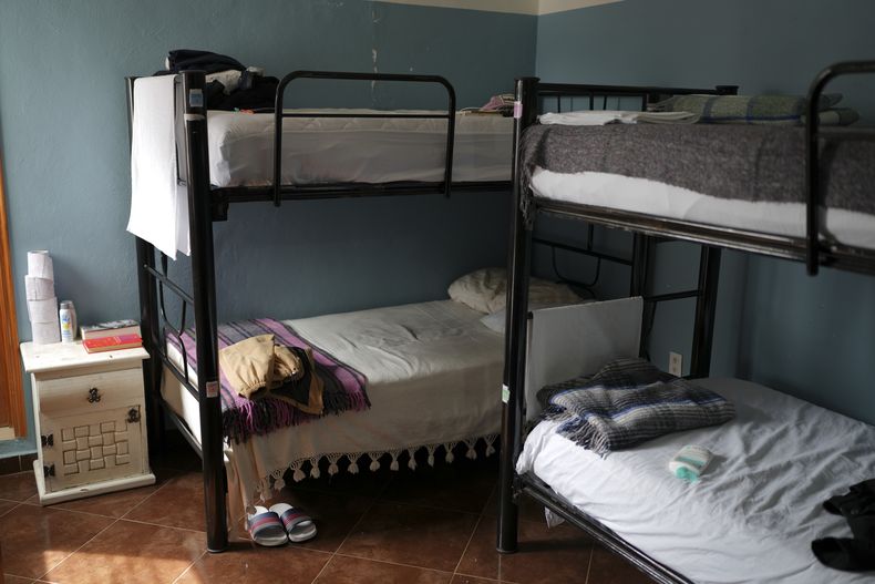 Literas en una habitación de Casa Frida, un albergue que apoya a migrantes LGBTQ+, en la Ciudad de México, el martes 18 de febrero de 2025. (AP Foto/Eduardo Verdugo)