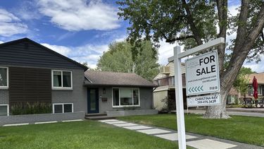Una vivienda en venta en Englewood, Colorado, el 27 de junio del 2024. (AP foto/David Zalubowski)