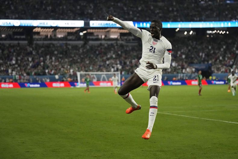 Timothy Weah, de Estados Unidos, festeja un gol de su compañero Christian Pulisic ante México, en la Liga de Naciones, el jueves 15 de junio de 2023, en Las Vegas (AP Foto/John Locher)
