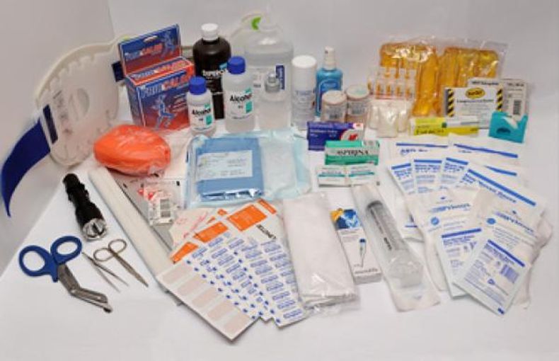 La situación es tan grave, que hay escasez de materiales como gasas, suturas y guantes, esto más la falta de medicamentos.