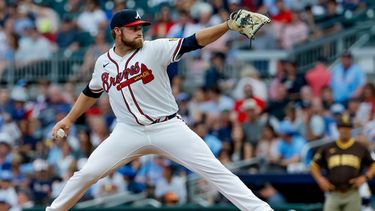Bryce Elder, lanzador de los Bravos de Atlanta, trabaja durante la primera entrada del juego de béisbol de Grandes Ligas contra los Padres de San Diego, el lunes 20 de julio de 2026, en Atlanta. (AP Foto/Erik S. Lesser)