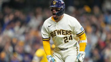 El venezolano William Contreras, de los Cerveceros de Milwaukee, festeja luego de batear un jonrón en el primer juego de la serie divisional de la Liga Nacional ante los Padres de San Diego, el sábado 3 de octubre de 2026 (AP Foto/Kayla Wolf)
