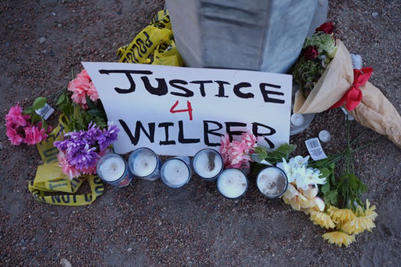 Flores y velas cerca del sitio donde un venezolano fue baleado en su vehículo por un agente del Servicio de Inmigración y Control de Aduanas (ICE, por sus siglas en inglés), en Austin, Texas, el lunes 21 de septiembre de 2026. (AP Foto/Eric Gay)