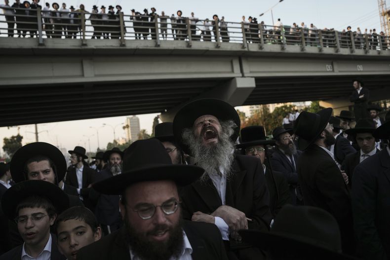 Hombres judíos ultraortodoxos bloquean una carretera durante una protesta contra el servicio militar en Bnei Brak, Israel, el jueves 27 de junio de 2024. (AP Foto/Oded Balilty)
