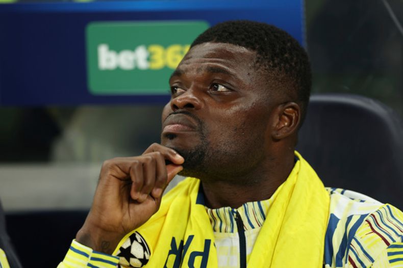 ARCHIVO - Thomas Partey del Villarreal observa desde la banca el partido de la Liga de Campeones contra Tottenham, el 16 de septiembre de 2025, en Londres. (AP Foto/Ian Walton)