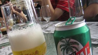 americateve | La televisión local indicó que la carencia se debe a una "afectación productiva que tuvo la empresa mixta Bucanero en el primer cuatrimestre del año por falta de su principal materia prima, la cebada malteada"