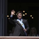 El recién juramentado presidente de Argentina, Javier Milei, saluda a sus partidarios desde el balcón de la casa de gobierno en Buenos Aires, Argentina, el domingo 10 de diciembre de 2023. (AP Foto/Matilde Campodonico)