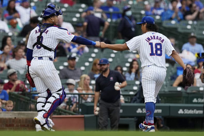 El lanzador abridor de los Cachorros de Chicago, Shota Imanaga, a la derecha, de Japón, es felicitado por el receptor Miguel Amaya, a la izquierda, mientras caminan hacia el dugout después de la segunda entrada contra los Nacionales de Washington en Chicago, el domingo 22 de septiembre de 2024. (AP Foto/Nam Y. Huh)