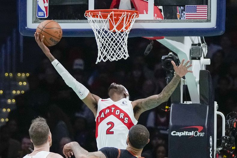 Jalen McDaniels, de los Raptors de Toronto, dispara en el partido del miércoles 27 de diciembre de 2023, ante los Wizards de Washington (AP foto/Alex Brandon)