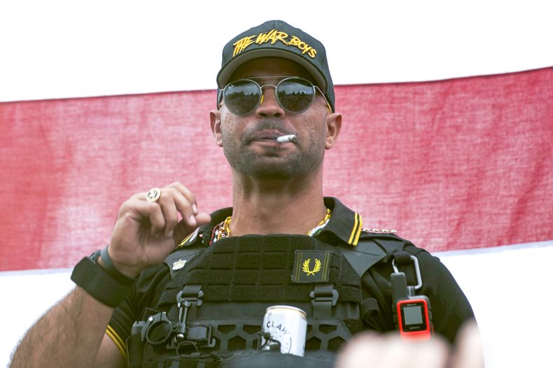 Henry Enrique Tarrio, cabecilla de los “Proud Boys”, en Portland, Oregon el 26 de septiembre de 2020. (AP foto/Allison Dinner)