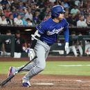 Shohei Ohtani, de los Dodgers de Los Ángeles, batea un sencillo productor en el décimo inning del juego del sábado 8 de agosto de 2026 ante los Diamondbacks de Arizona (AP Foto/Rick Scuteri)