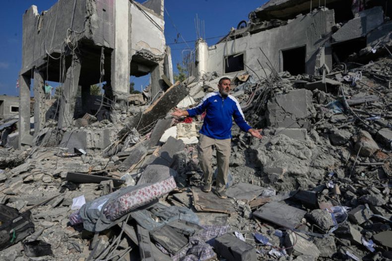 Un hombre reacciona entre los escombros de una casa destruida por un ataque aéreo israelí en el poblado de Ansar, en el sur de Líbano, el sábado 15 de agosto de 2026. (AP Foto/Mohammed Zaatari)