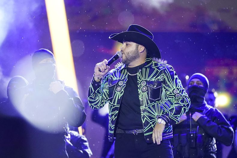 El cantante mexicano Gerardo Ortiz durante su concierto en el festival Arre en la Ciudad de México el domingo 8 de septiembre de 2024. (Foto AP/Felix Marquez)