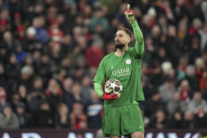 Gianluigi Donnarumma, arquero del Paris Saint-Germain, reacciona en la tanda de penales del duelo de vuleta de los octavos de final de la Liga de Campeones ante Liverpool, el martes 11 de marzo del 2025. (AP Foto/Jon Super)