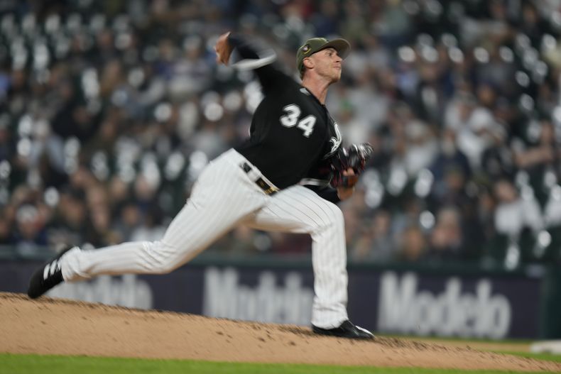 Michael Kopech, abridor de los Medias Blancas de Chicago, hace un lanzamiento en el sexto inning del juego ante los Reales de Kansas City, el viernes 19 de mayo de 2023 (AP Foto/Charles Rex Arbogast)