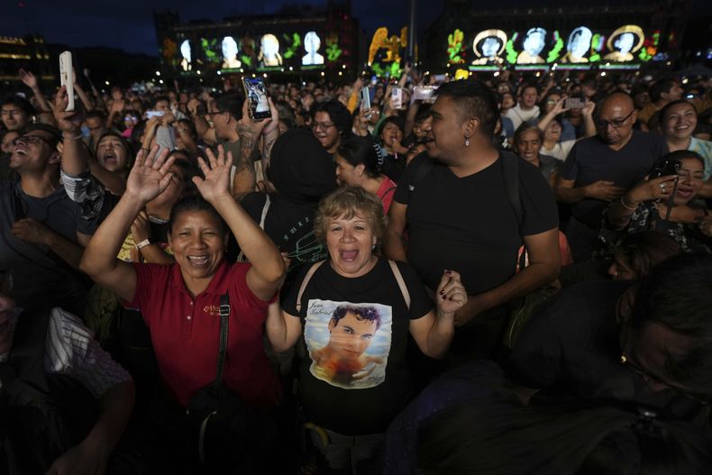 Fans de Juan Gabriel cantan durante una proyección de uno de sus conciertos en el Zócalo, la plaza principal de la Ciudad de México, el domingo 22 de septiembre de 2024. (Foto AP/Fernando Llano)