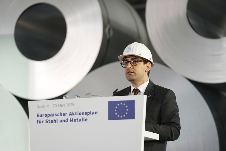El comisionado de estrategia industrial de la Unión Europea, Stephane Sejourne, al visitar una instalación de Thyssenkrupp en Duisburg, Alemania, el 20 de marzo del 2025. (Foto AP/Martin Meissner)