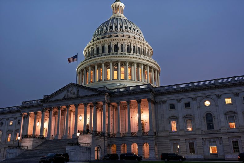 El Capitolio al anochecer mientras demócratas y republicanos en el Congreso intercambian acusaciones después de negarse a ceder en su disputa presupuestaria, el martes 30 de septiembre de 2025, en Washington. (AP Foto/J. Scott Applewhite)