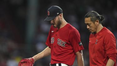 Chris Sale, izquierda, de Medias Rojas de Boston, camina rumbo al dugout después de haber sido retirado en la cuarta entrada del juego de béisbol en contra de los Rojos de Cincinnati, el jueves 1 de junio de 2023, en Boston. (AP Foto/Steven Senne)