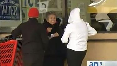 americateve | Residentes del sur de la Florida desvalijaron hoy su closet y salieron a la calle ataviados con todo tipo de ropa y accesorios de invierno para enfrentar las bajas temperaturas.