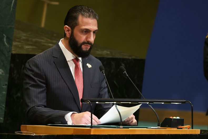El presidente de Siria, Ahmad Al-Sharaa, habla durante la 80ª sesión de la Asamblea General de las Naciones Unidas, el miércoles 24 de septiembre de 2025, en la sede de la ONU. (AP Foto/Heather Khalifa)