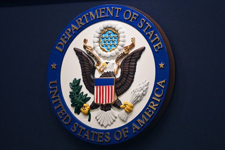 ARCHIVO - El escudo del Departamento de Estado de EEUU en el atril de la sala de prensa del Departamento de Estado en Washington, el 31 de enero de 2022. (Mandel Ngan, Pool vía AP/Archivo)