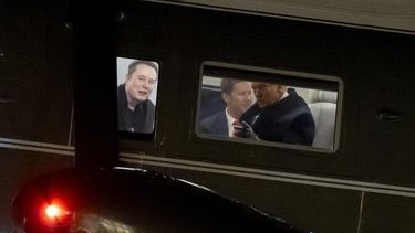 Elon Musk (izquierda) y el presidente de Estados Unidos, Donald Trump (derecha), vistos a través de la ventanilla del Marine One mientras aterriza en el South Lawn de la Casa Blanca, el 19 de febrero de 2025, en Washington. (AP Foto/Alex Brandon)