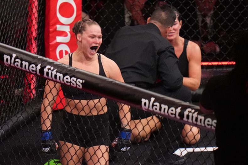 Ronda Rousey festeja tras derrotar a su compatriota estaounidense Gina Carano en un combate de artes marciales mixtas realizado el sábado 16 de mayo de 2026 en Ingewood, California (AP Foto/Jae C. Hong )
