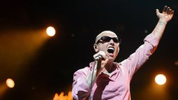 ARCHIVO - La cantante irlandesa Sinéad OConnor durante su presentación en el escenario Stravinski Hall en la 49a edición del Festival de Jazz de Montreux, en Montreux, Suiza, el 4 de julio de 2015. Los herederos de Sinead OConnor pidieron a Donald Trump dejar de usar su música en sus mítines de campaña argumentando que la cantante lo consideraba un diablo bíblico. (Jean-Christophe Bott/Keystone vía AP, File)