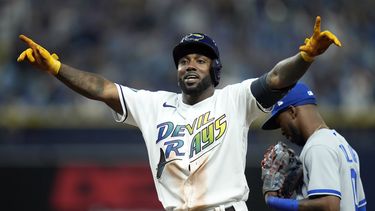 Randy Arozarena, de los Rays de Tampa Bay, celebra la carrera que produjo con un sencillo en contra de los Reales de Kansas City y el relevista, Jackson Kowar, con el que anotó Manuel Margot durante la octava entrada, el viernes 23 de junio de 2023, en San Petersburgo, Florida. (AP Foto/Chris OMeara)