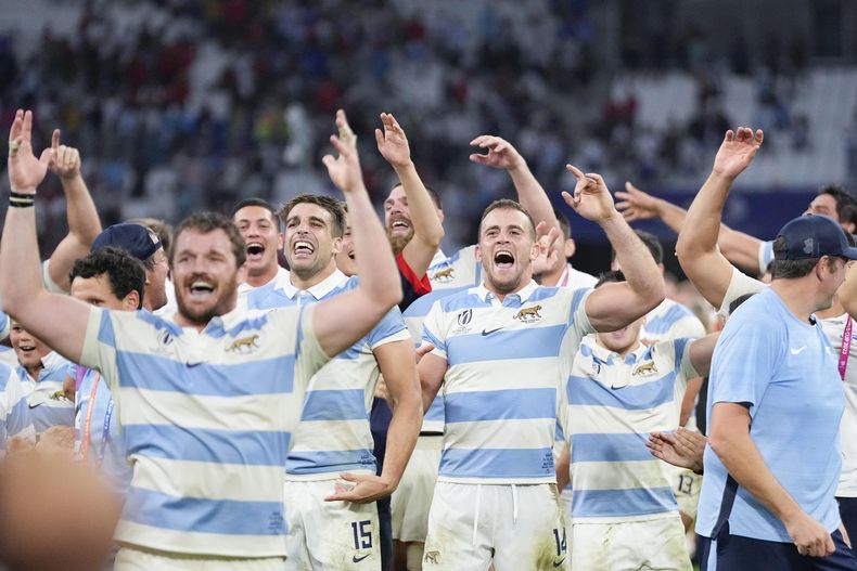Emiliano Boffelli y sus compañeros argentinos celebran al final del encuentro de cuartos de final de la Copa Mundial de Rugby ante Gales el sábado 14 de octubre del 2023 en el Estadio del Marsella en Francia. (AP Foto/Pavel Golovkin)