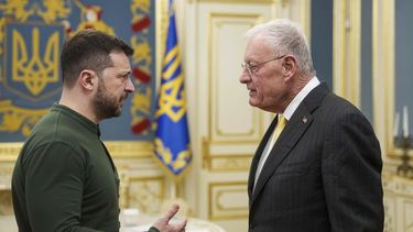 El enviado especial de Estados Unidos para Ucrania y Rusia, Keith Kellogg, derecha, y el presidente ucraniano Volodymyr Zelenskyy hablan en su reunión en Kiev, Ucrania, el 20 de febrero de 2025. (AP Foto/Evgeniy Maloletka)