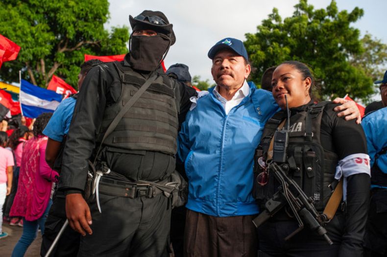 Policías nicaragüenses se toman una foto con el presidente Daniel Ortega en Masaya, Nicaragua, el 13 de julio del 2018. (AP foto/Cristobal Venegas)