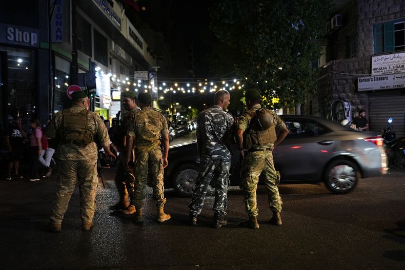 Soldados libaneses montan guardia en una calle que lleva al hospital de la Universidad Americana, a donde llevan a las personas cuyos bípers explotaron, en Beirut, Líbano, el martes 17 de septiembre de 2024. (AP Foto/Hassan Ammar)