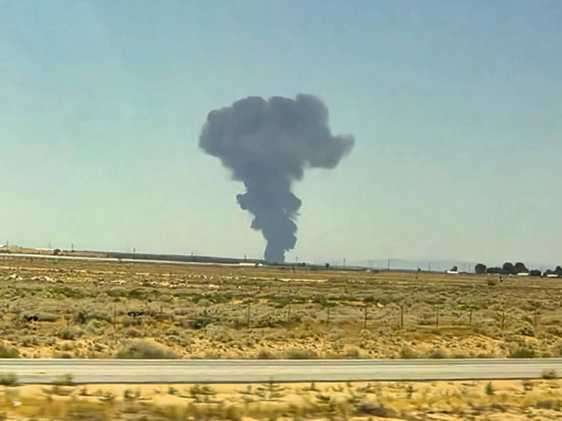 El lugar donde se estrelló un bombardero B-52 en el sur de California, el 15 de junio del 2026. (Debbie Reyes Katz via AP)