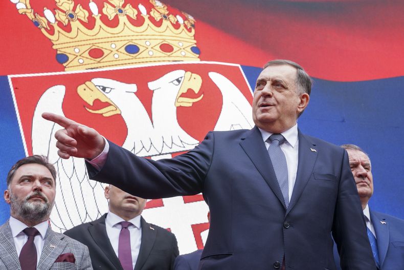 El presidente serbobosnio Milorad Dodik habla después de que un tribunal lo condenara a un año de prisión y le prohibiera participar en política durante seis años debido a sus actos separatistas, en un mitin en la ciudad bosnia de Banja Luka, a 240 kilómetros (149 millas) al noroeste de Sarajevo, el miércoles 26 de febrero de 2025. (AP Foto/Radivoje Pavicic)